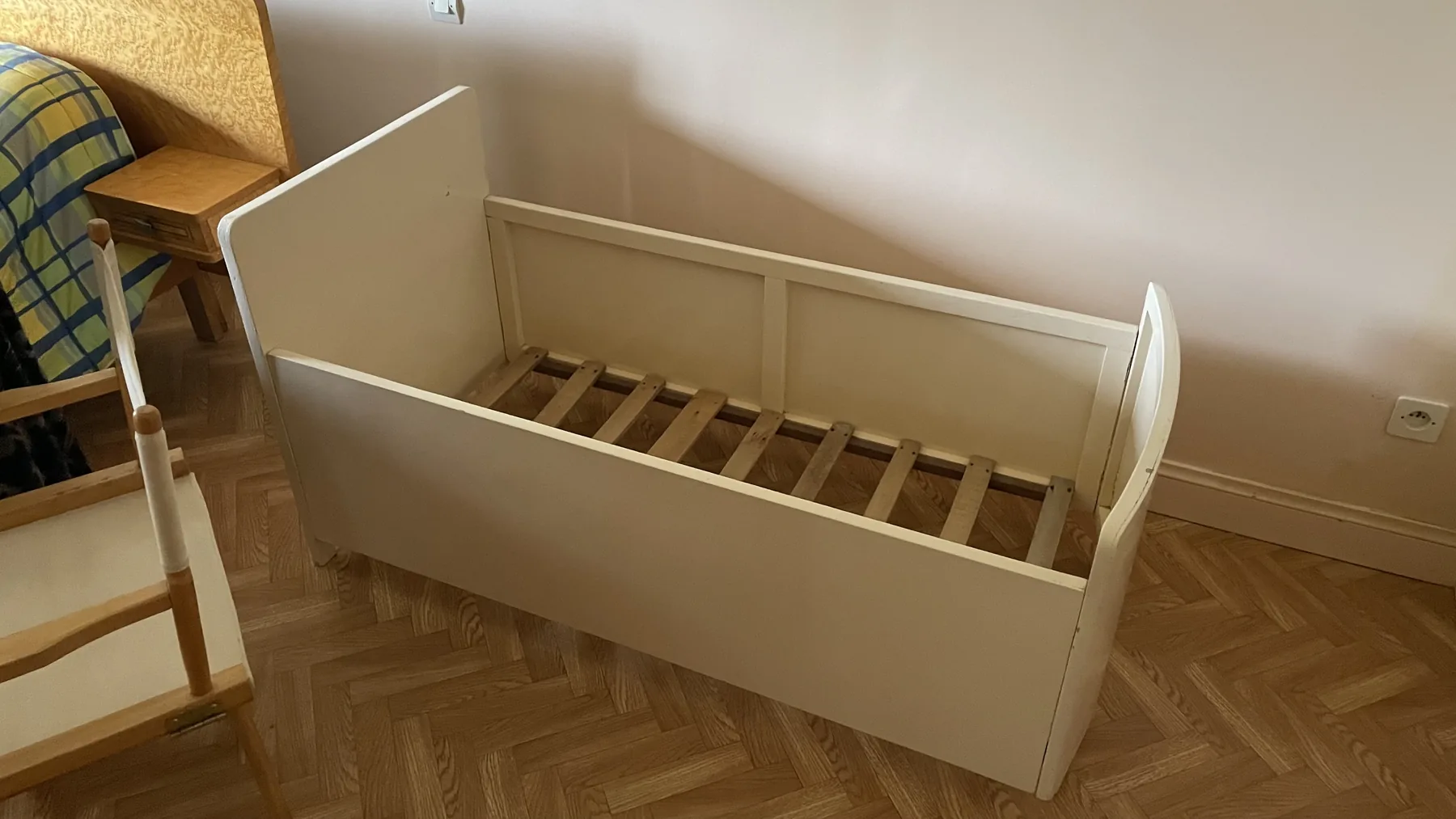 Lit enfant dans la chambre du rez-de-chaussée