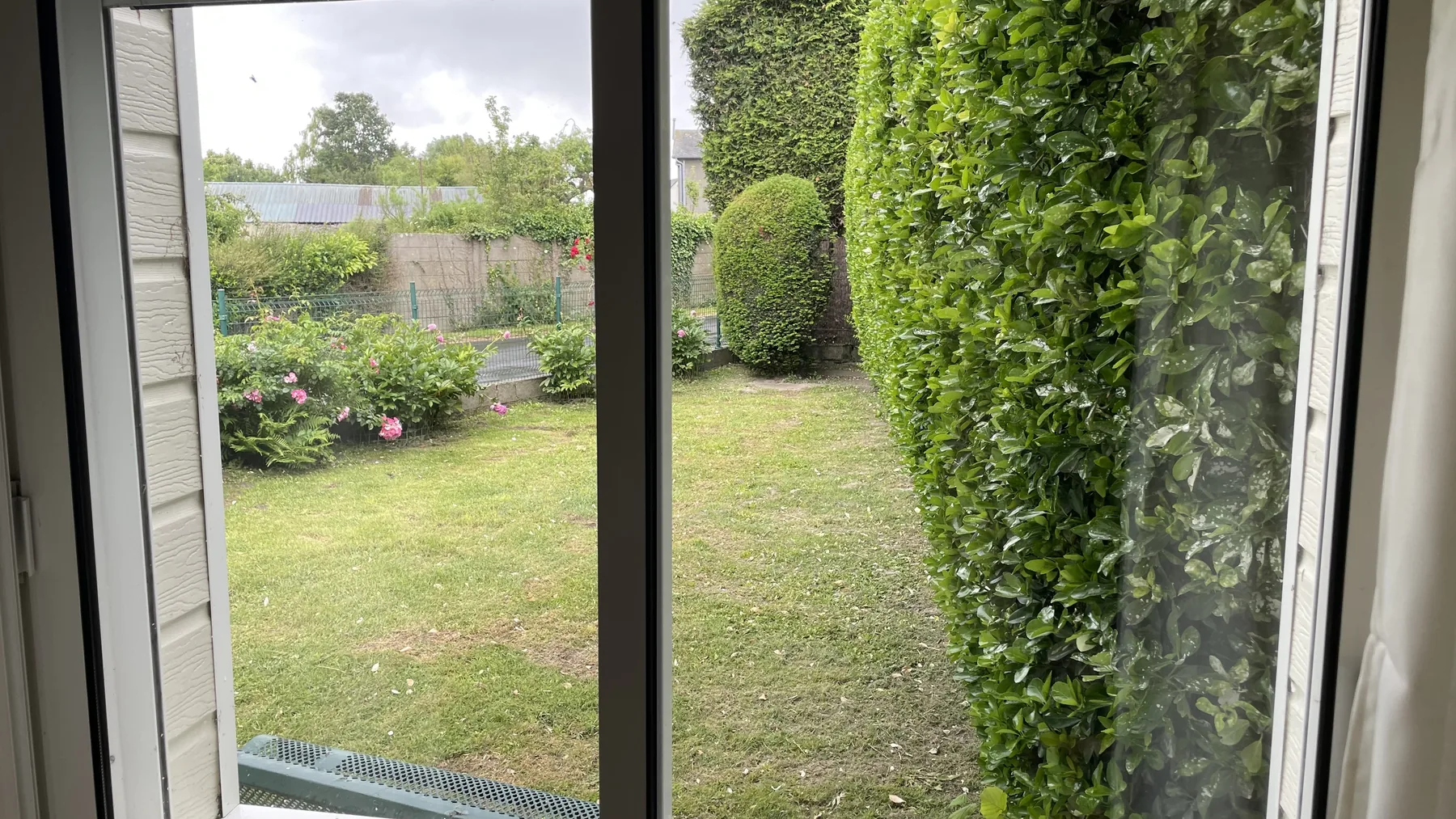 Vue jardin depuis la chambre du rez-de-chaussée
