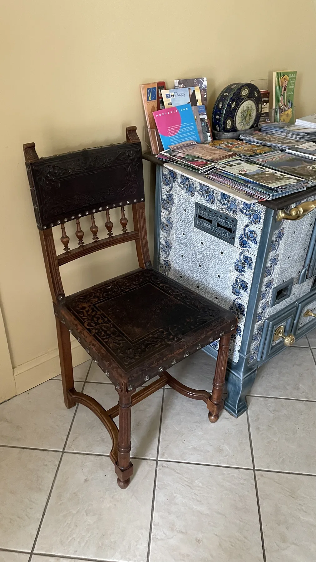 Chaise dans la pièce de vie