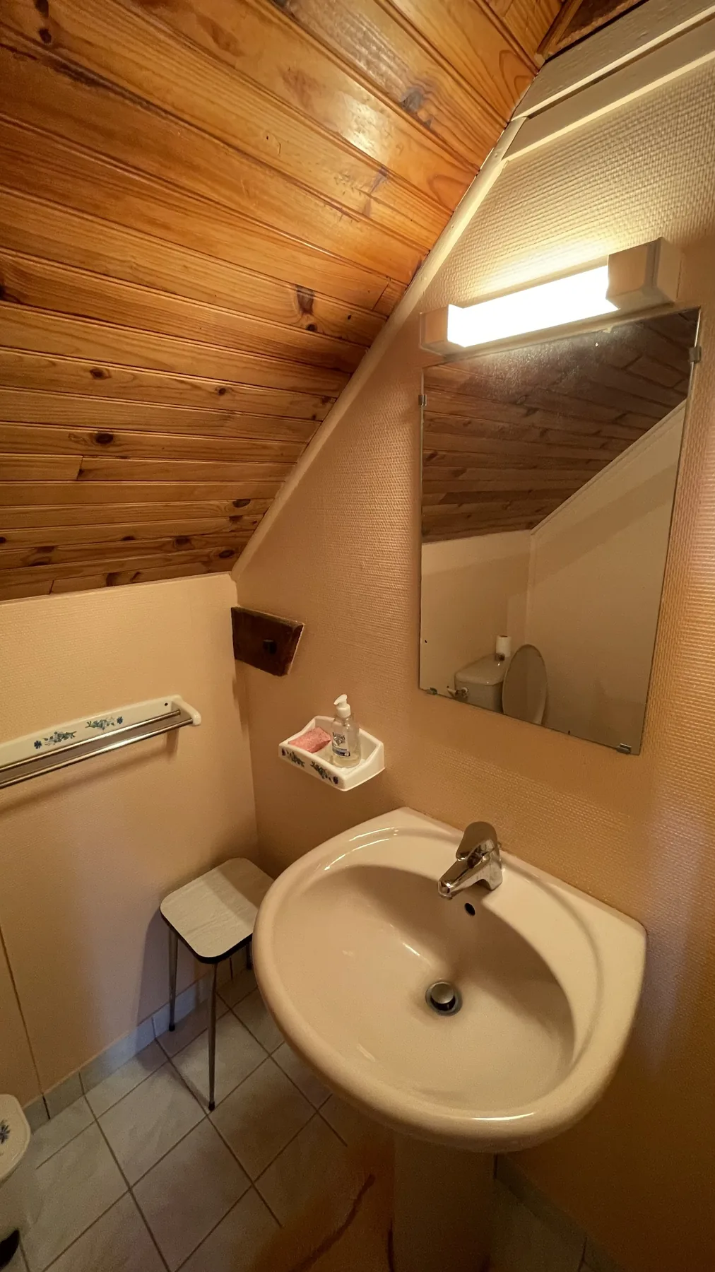 Cabinet de toilette à l'étage