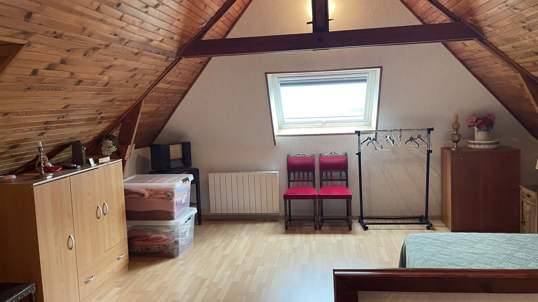 Rangement et fenêtre à l'étage