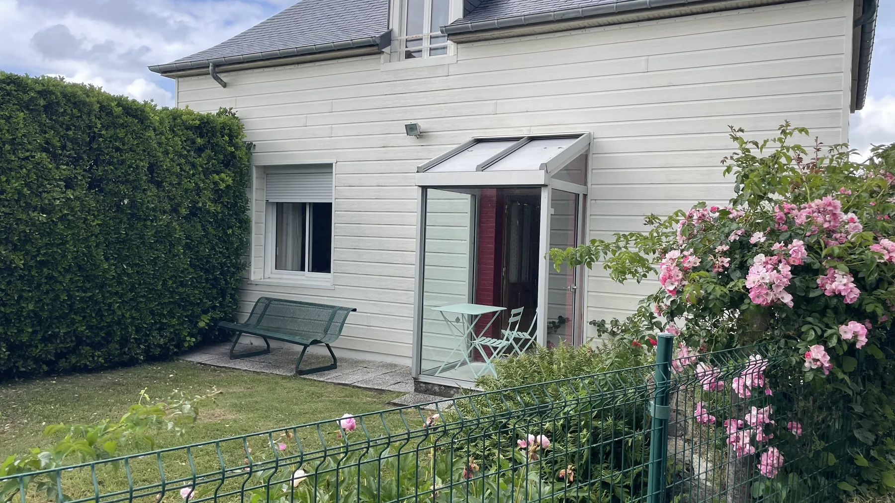 Maison et véranda côté jardin